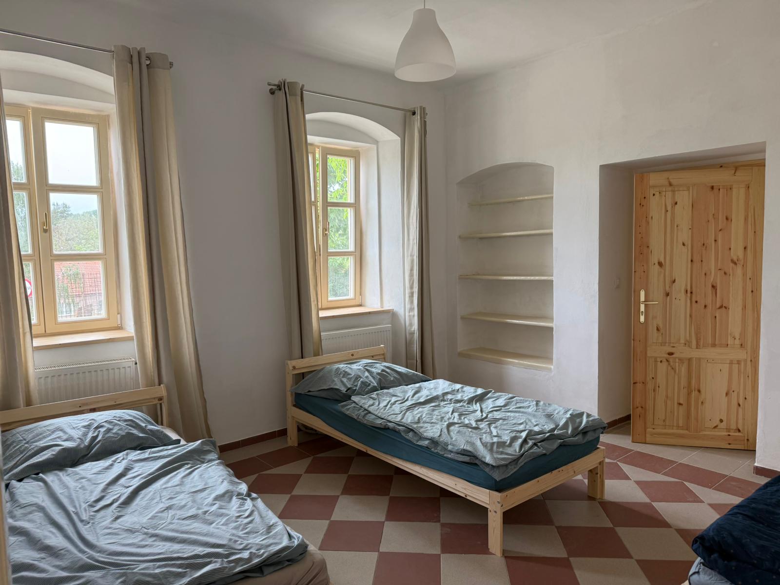 Pokoj se třemi lůžky a vestavěnými nikami