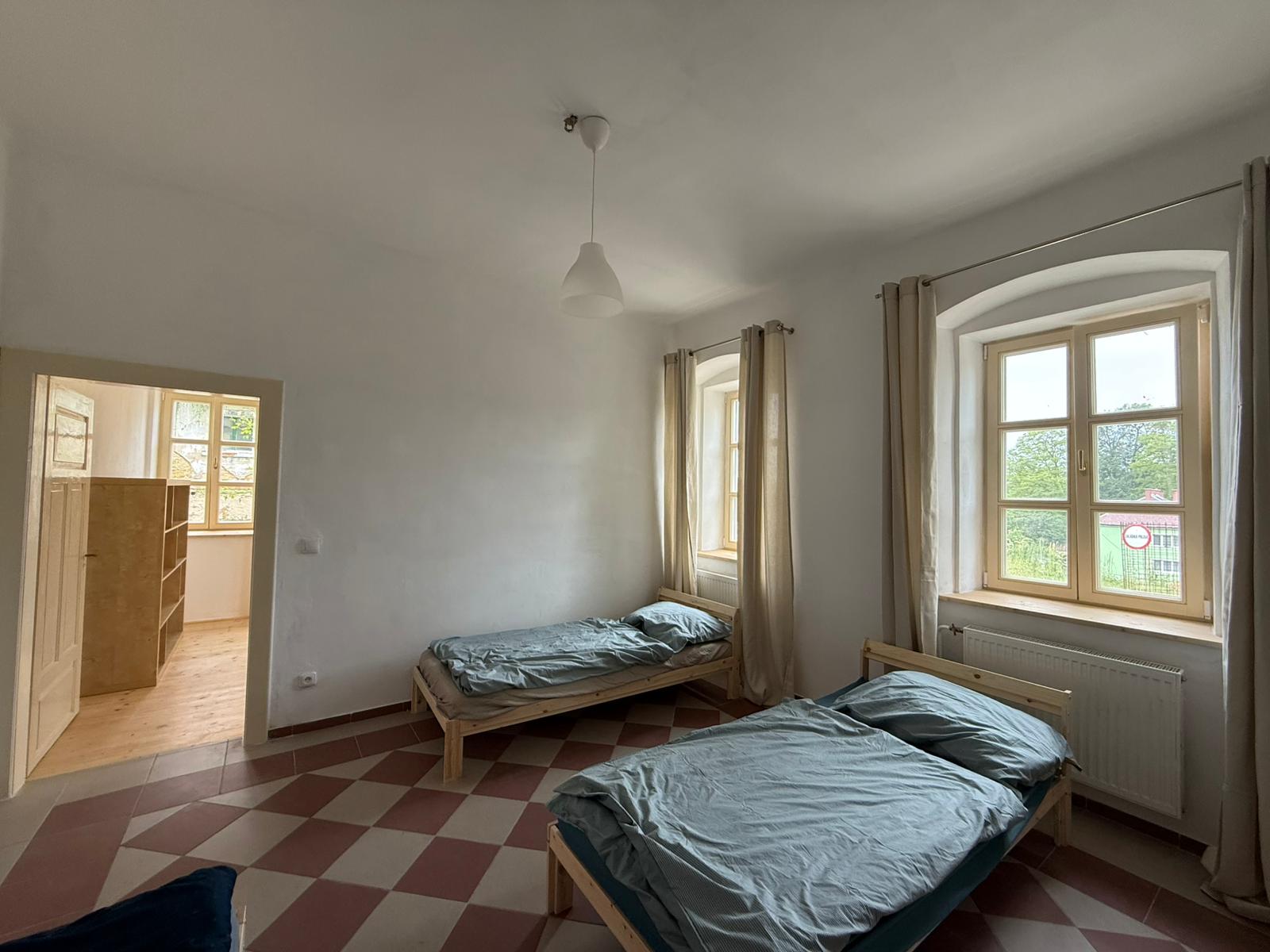 Pokoj se třemi lůžky, průhled do ložnice