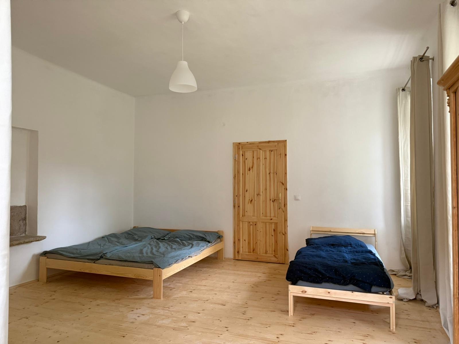 Manželská postel a jednolůžko v pokoji apartmánu 2