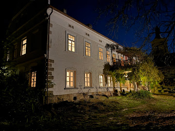 Rozsvícený dům za soumraku