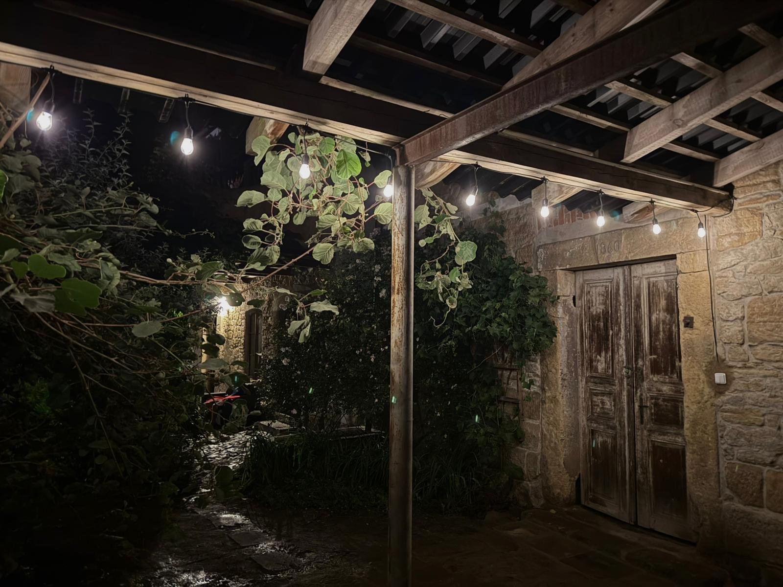 Večerní pergola se světelnými řetězy